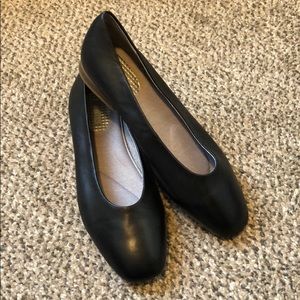 Com + Sens black flats